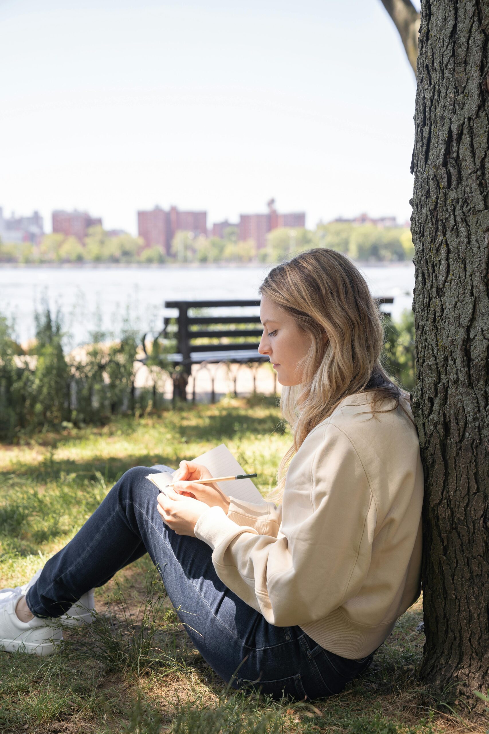 reflective journaling in het park - stresscoaching
